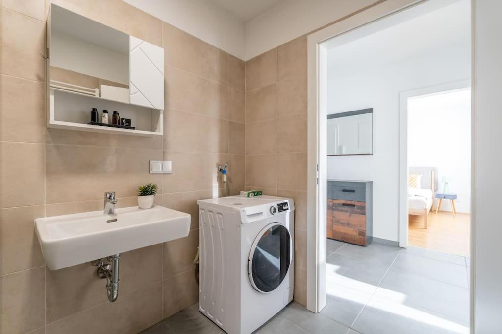Hm • Sleek 1Br Home With Balcony Vienna Exterior photo